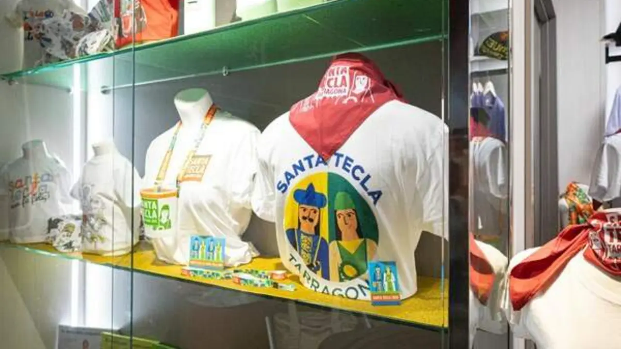 Vista vibrant del Mercat Central de Tarragona amb productes festius i vals de compra per Santa Tecla &mdash; Imagen de la fuente