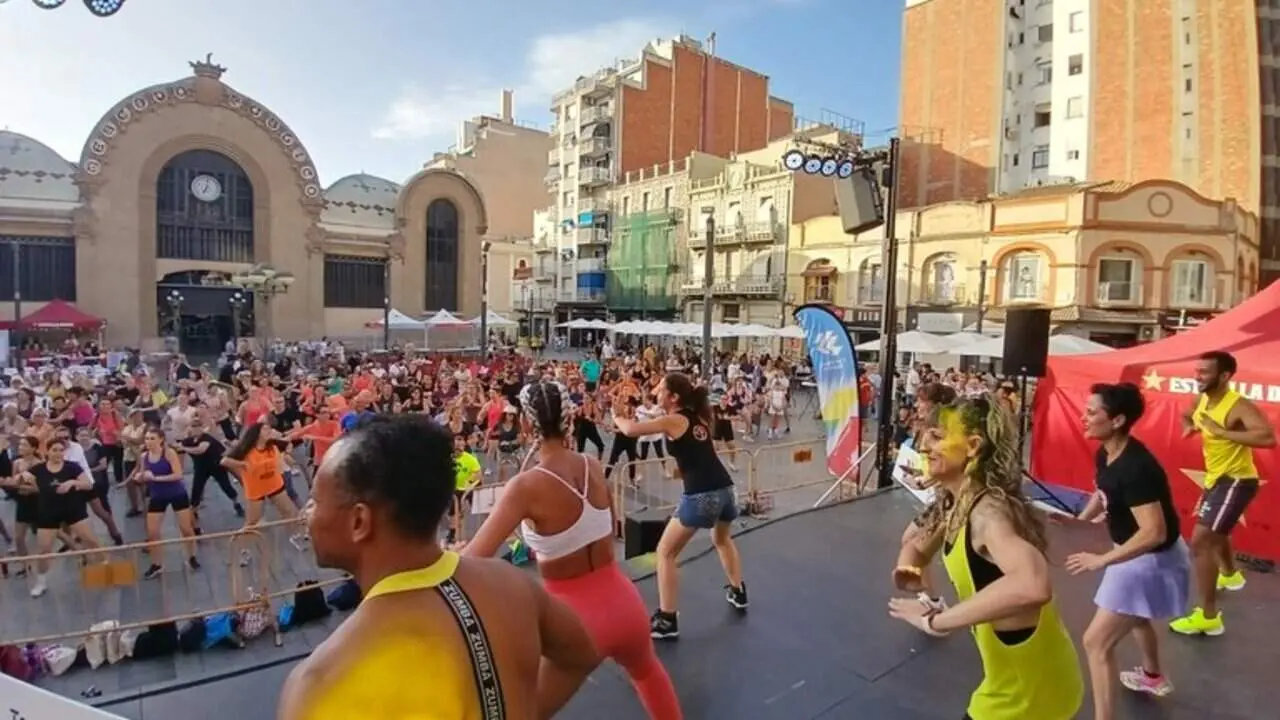 Masterclass de zumba a la pla&ccedil;a Corsini de Santa Tecla amb activitats esportives i m&uacute;sica en directe &mdash; Imagen de la Fuente