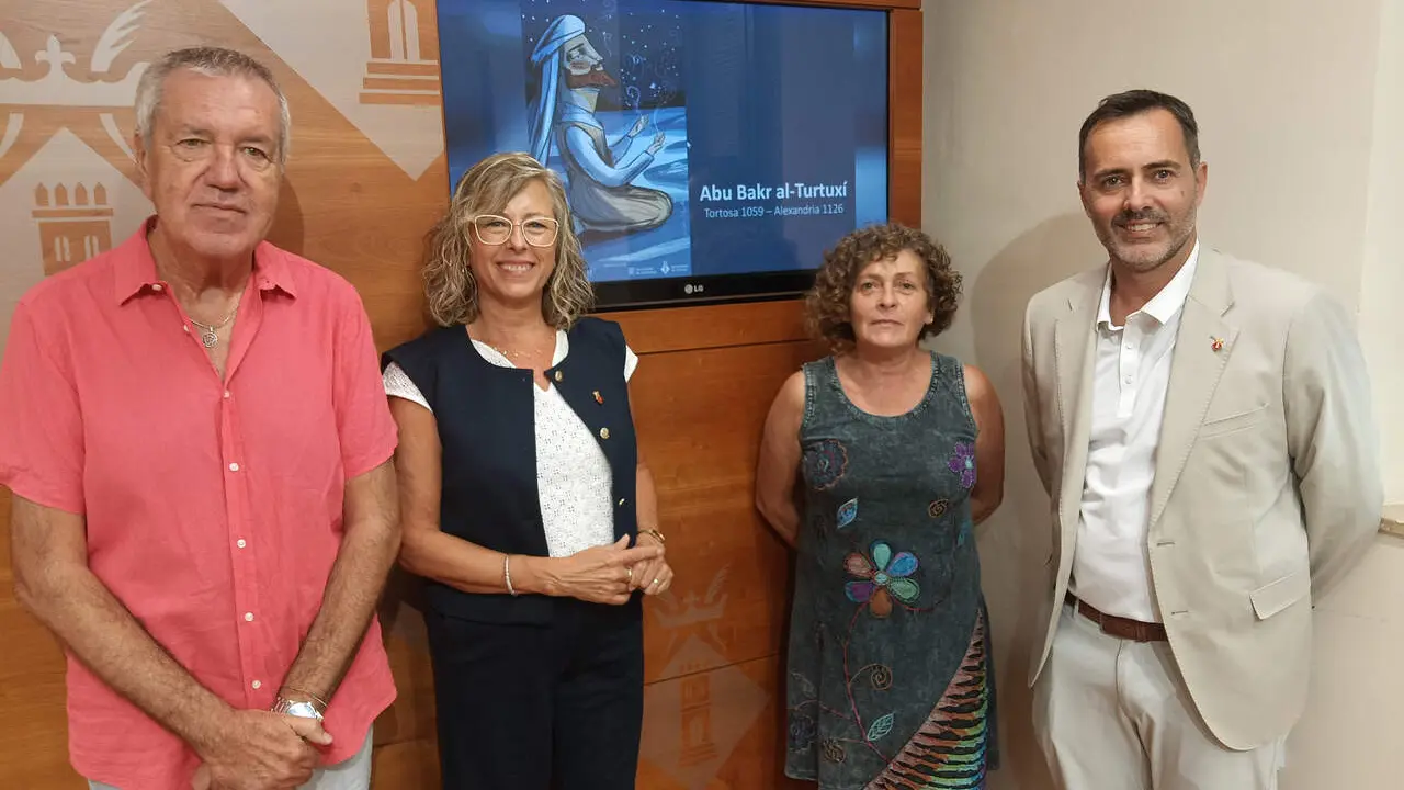 L'alcaldessa de Tortosa, Mar Lleix&agrave;, amb el primer tinent d'alcaldia i regidor de Cultura, Jordi Jordan, i amb el m&uacute;sic Arturo Gaya, en la presentaci&oacute; del programa per commemorar els 900 anys de la mort d'Abu Bakr al-Turtux&iacute;