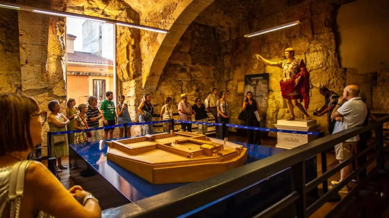  Visita guiada per Tarraco per descobrir el culte imperial i el temple d'August a la Tarraco romana - Imagen de la Fuente 