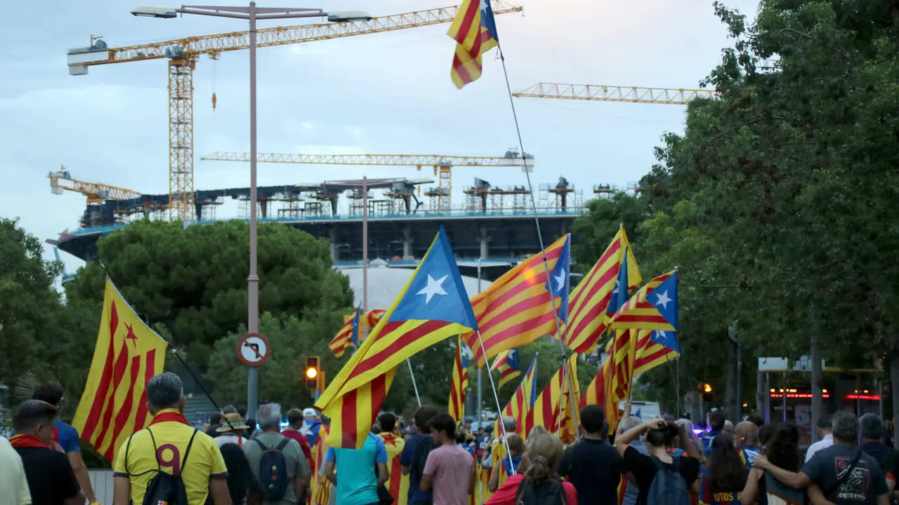 La marxa de protesta que s'ha fet al voltant de l'Spotify Camp Nou