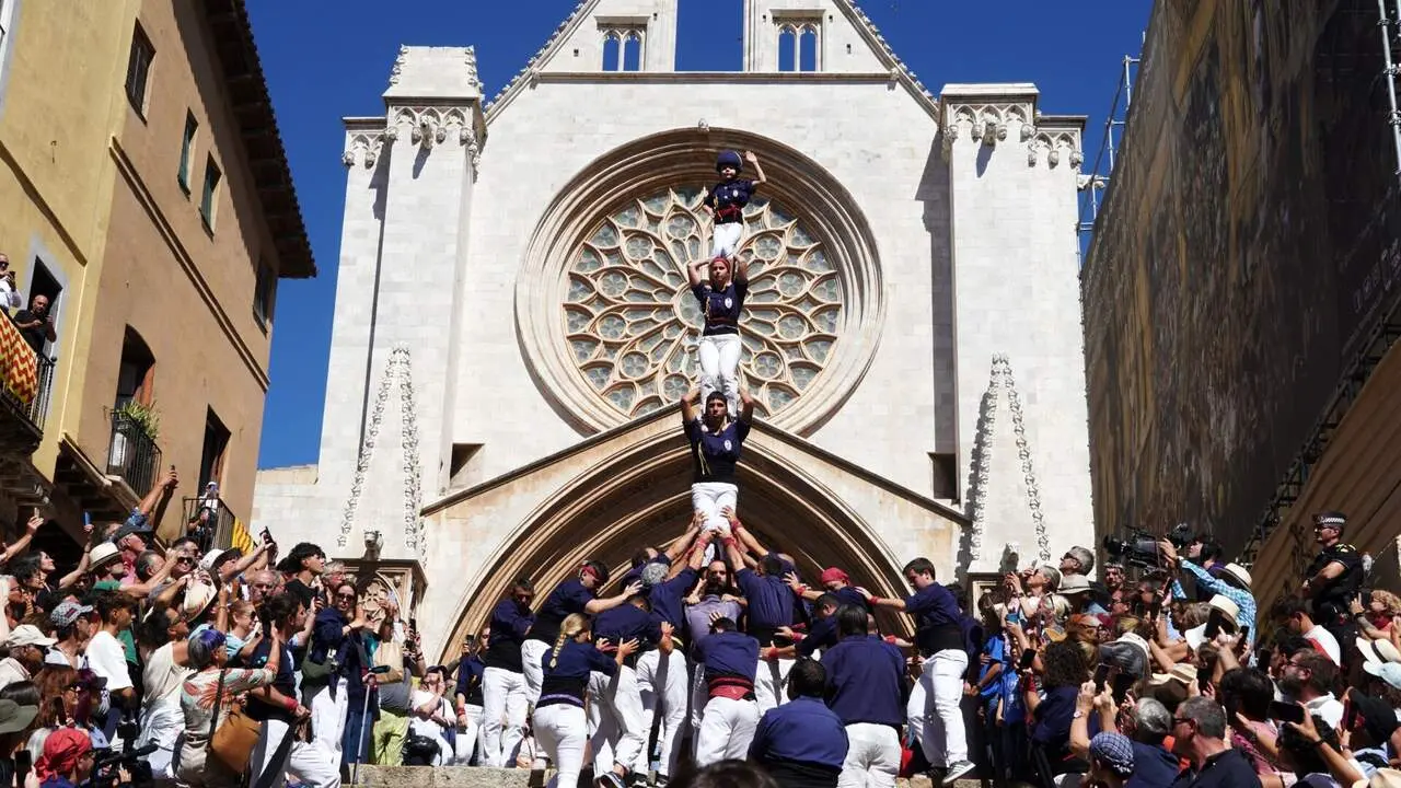 La Fundaci&oacute; Miquel Valls com a primera padrina solid&agrave;ria del Pilar Caminant dels Xiquets del Serrallo en un acte emotiu &mdash; Imagen de la Fuente