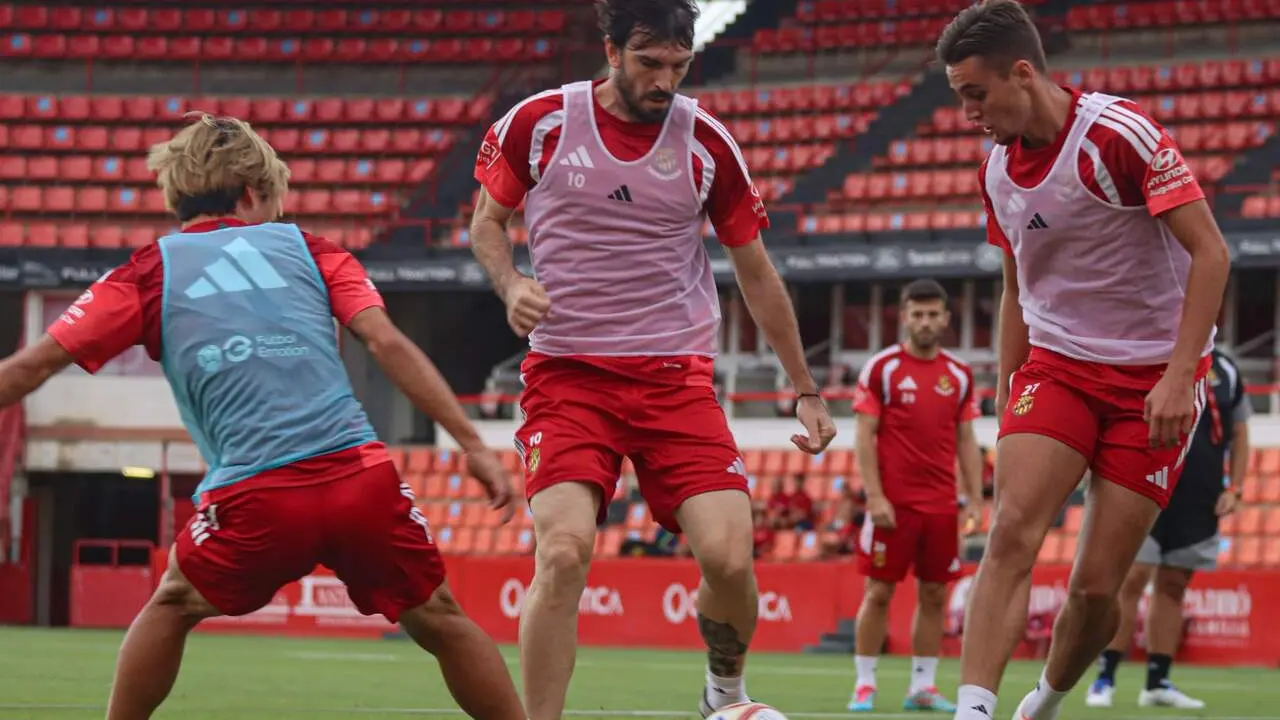 Jugadors de futbol preparant-se abans d&rsquo;un partit clau de la Primera Divisi&oacute; RFEF Grup 2 amb horaris destacats &mdash; Fuente: X NASTICTARRAGONA
