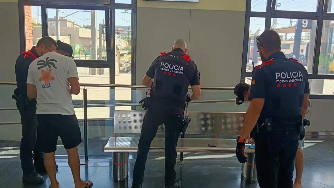  Dispositiu conjunt amb Policies Locals i Policia al Camp de Tarragona identificant persones amb antecedents penals - Imagen de la Fuente 