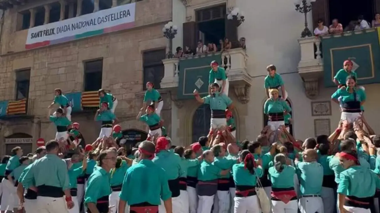  Actuaci&oacute; casteller de la Diada de Vig&iacute;lia a la pla&ccedil;a de la Vila amb Castellers de Vilafranca i Xicots amb 4d9f descarregat - Imagen de la Fuente 