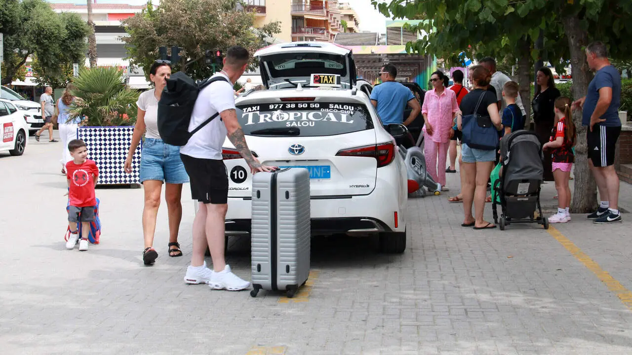 Turistes agafant un taxi al centre de Salou
Font: Mar Rovira / Agencia Catalana de Noticies
