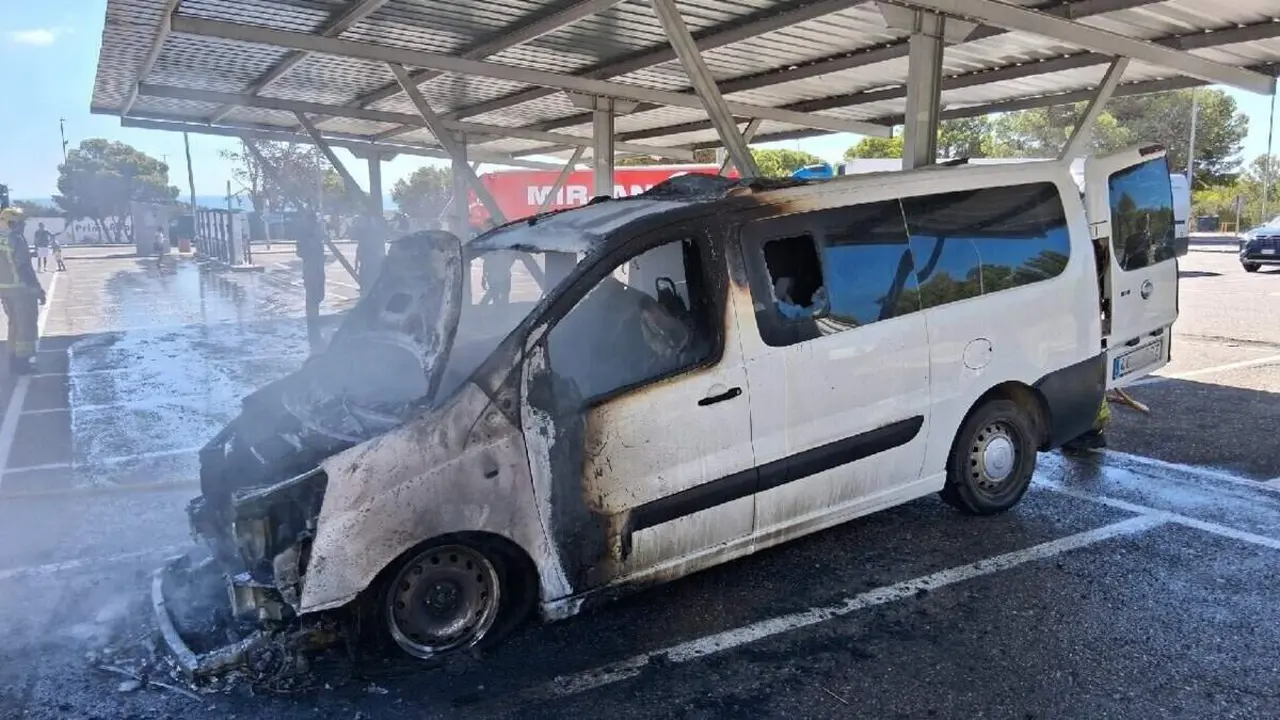  Incendi extingit d'una furgoneta a l'aparcament de l'estaci&oacute; de servei de l'Ap-7 a Vandell&ograve;s i l'Hospitalet de l'Infant - Imagen de la Fuente 