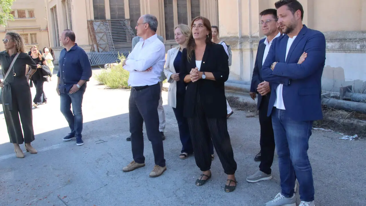La consellera de Recerca i Universitats, N&uacute;ria Montserrat, acompanyada de l'alcalde de Tarragona, Rub&eacute;n Vi&ntilde;uales, durant la visita a la Tabacalera