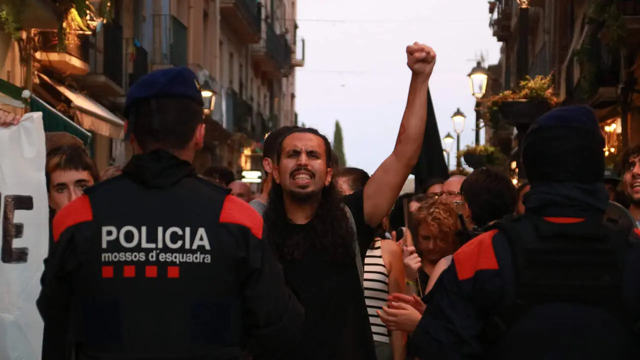 Agents dels Mossos d'Esquadra en el cord&oacute; policial fet per impedir el pas d'un grup d'antiracistes i antifeixistes cap a la protesta en suport a Ceuta, celebrada a la pla&ccedil;a de la Font de Tarragona