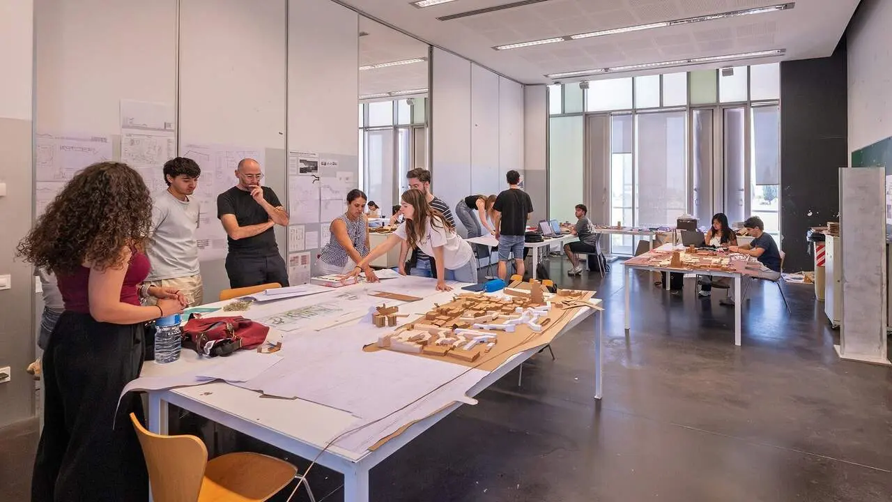  Estudiants aprenent en aules flexibles per millorar el rendiment acad&egrave;mic i l'experi&egrave;ncia educativa - Imagen de la Fuente 