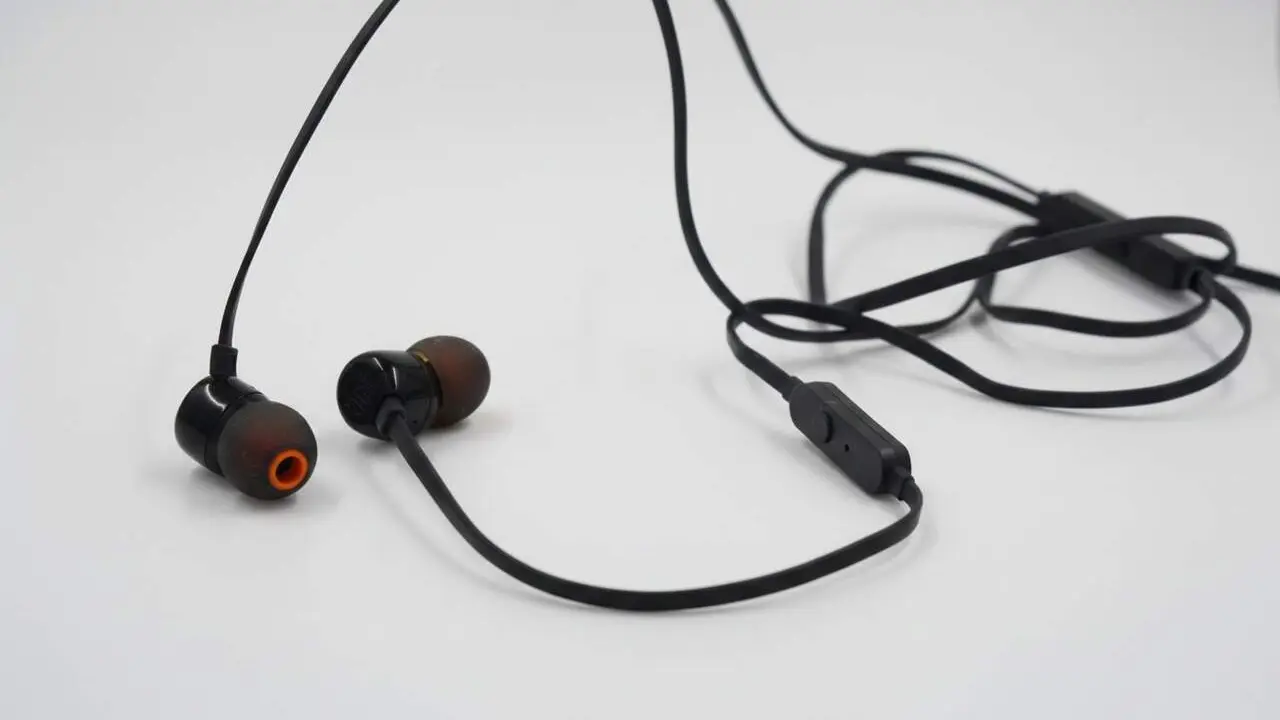  Micr&ograve;fon amb cable oferint millor qualitat de veu i fiabilitat que els AirPods per a trucades i usos professionals diaris - Imagen generada por IA 