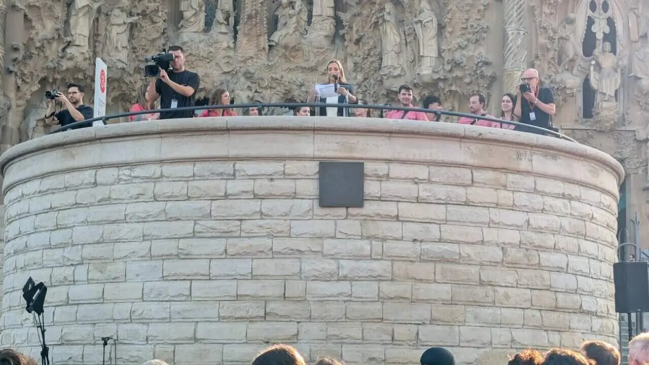  Els Xiquets de Valls participen en l'homenatge a Antoni Gaud&iacute; davant la Sagrada Fam&iacute;lia - Imagen de la Fuente 