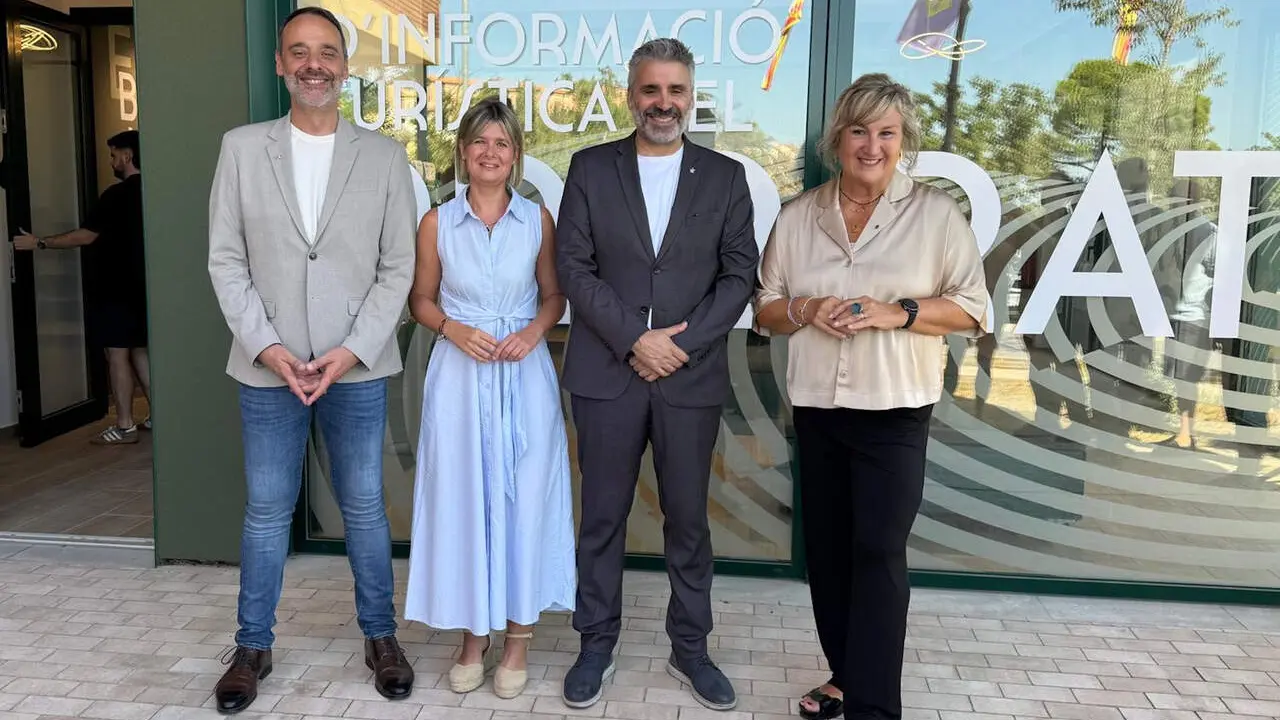 Imatge dels representants pol&iacute;tics que han inaugurat l'Espai Vi i Paisatge de Falset