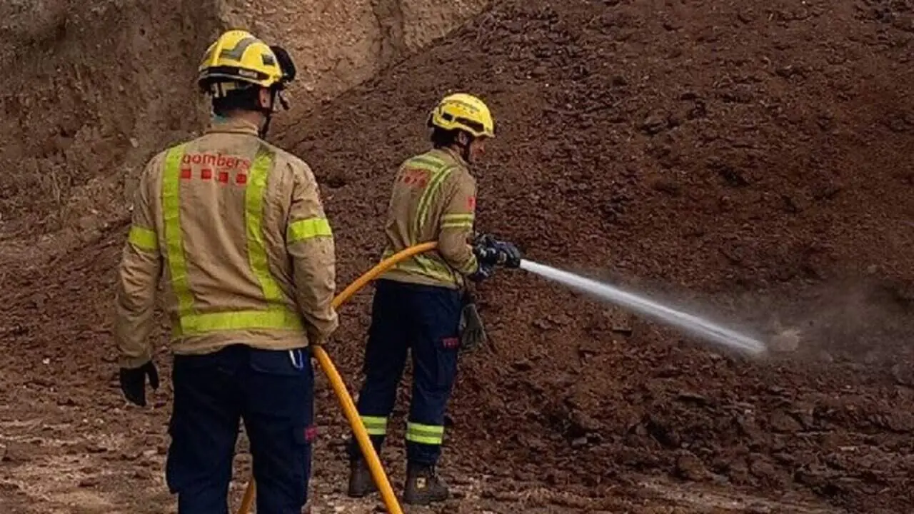  Incendi latent en una pila d'adob a Ginestar: els Bombers remullen la mat&egrave;ria org&agrave;nica - Imagen de la Fuente 