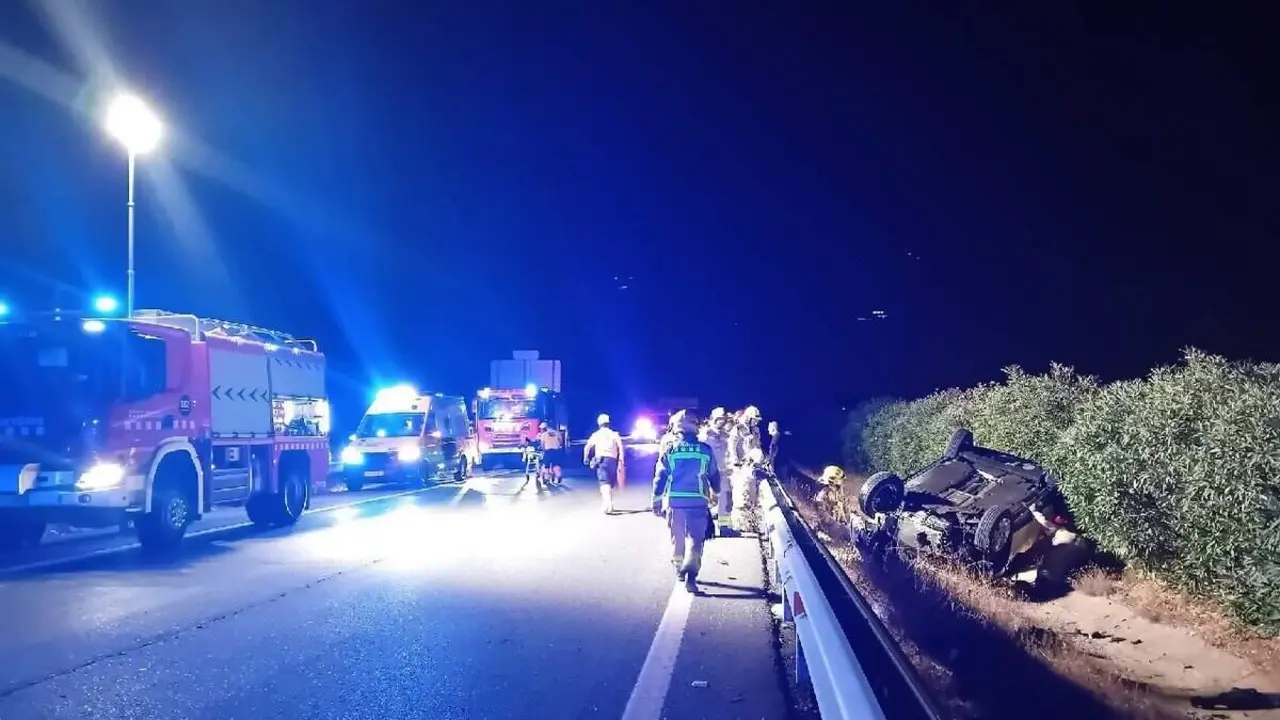  Accident a l'AP-7 a l'Aldea: un vehicle bolca i deixa dues persones ferides - Imagen de la Fuente 
