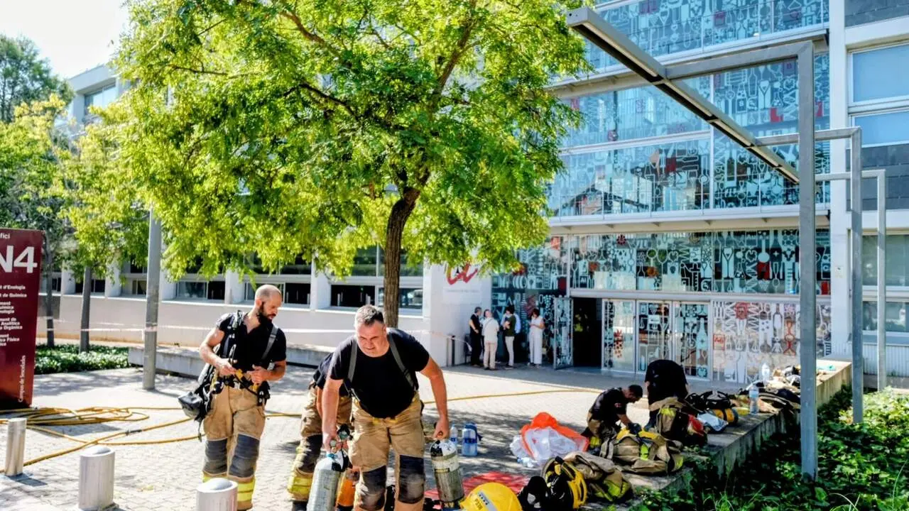  Accident en un laboratori docent universitari deixa tres ferits estables i fora de perill - Imagen de la Fuente 