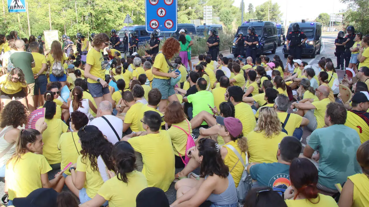 Imatge de l'assemblea de docents davant el cord&oacute; policial en l'acc&eacute;s a l'A-7 a Tarragona