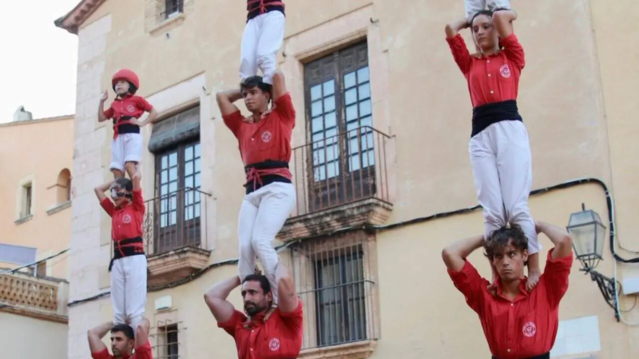 La Colla Joves descarrega a Altafulla el 2 de 8 amb folre, el 3 de 8 i el 4 de 8 &mdash; Foto de Roser Giner