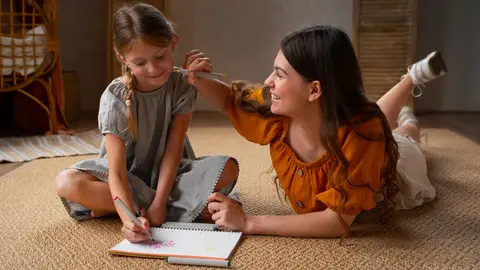 Infants que ensenyen als adults a viure el present