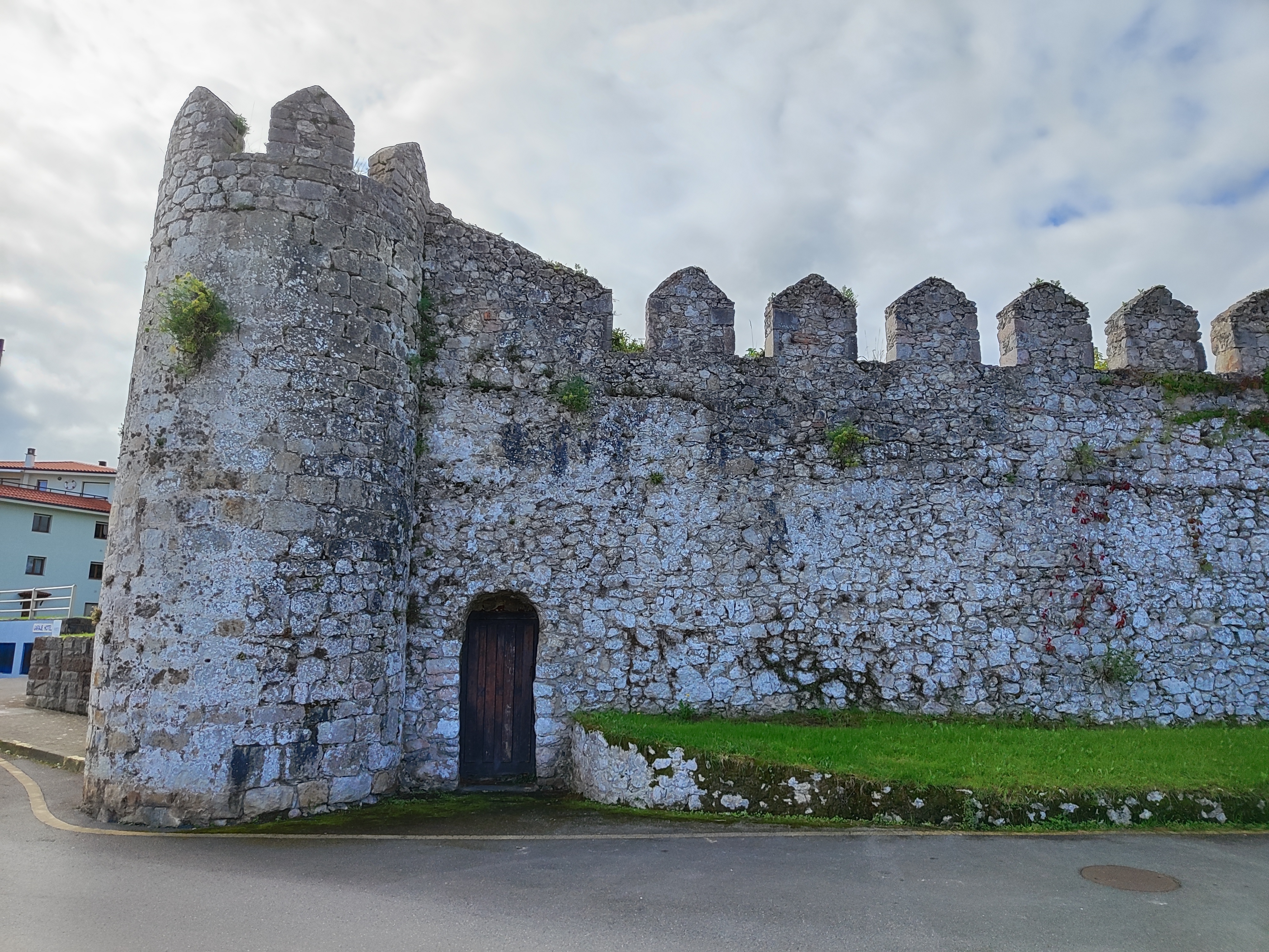 Llanes, muralla orientada a en direcció a la platja de Sablón. Foto de Mentxuwiki, Wikimedia Commons.