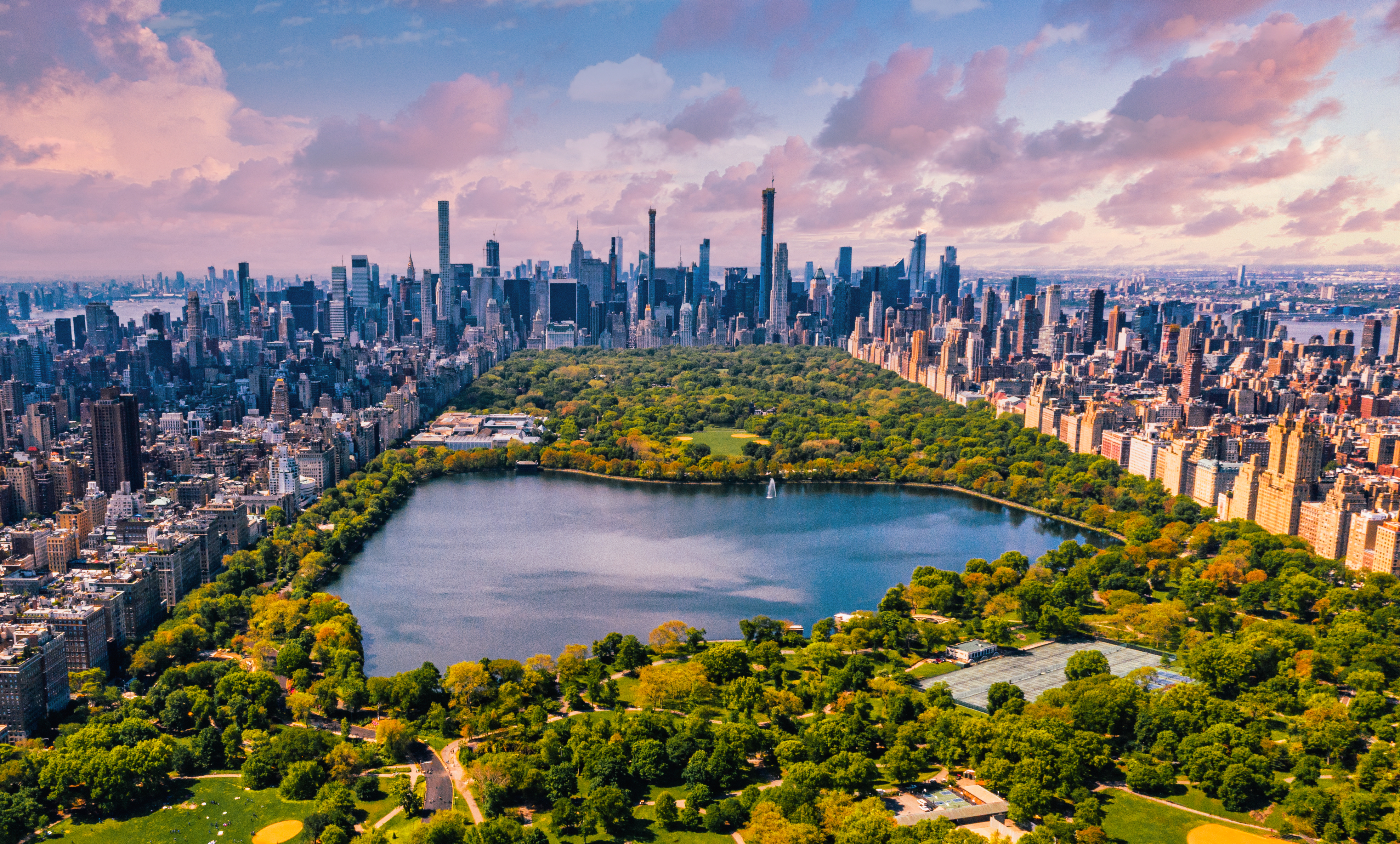 central-park-en-manhattan-nueva-york-un-enorme-y-hermoso-parque-rodeado-de-rascacielos-con-un-estanque