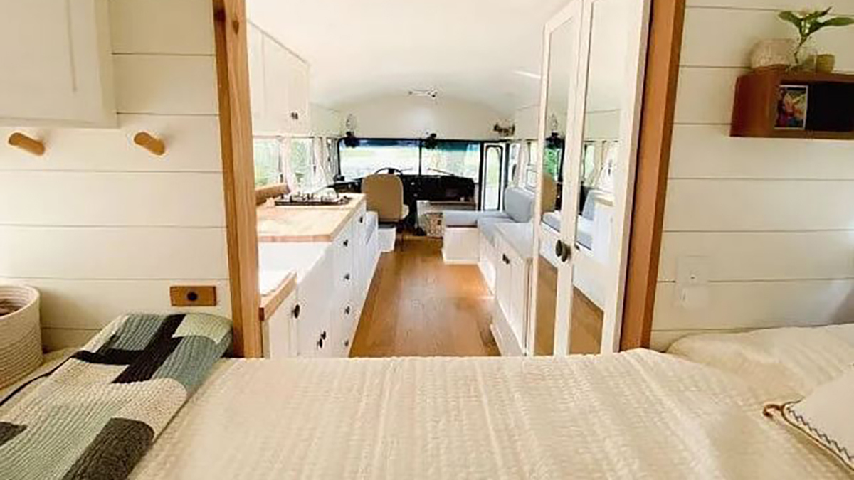 autobus-camperitzat-skoolie-interior-deluxe