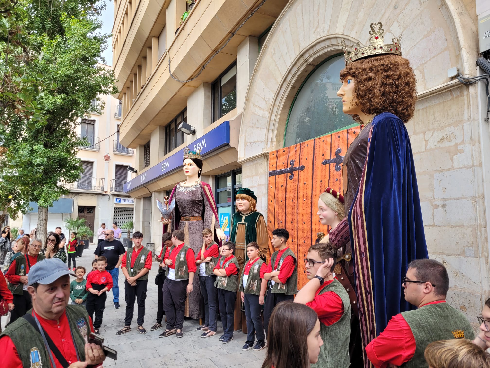 gegants-davant-portal-castell-pati