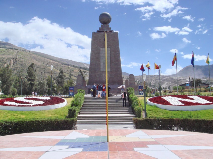 equador-monument_Mitad_del_Mundo-Deysiyungan