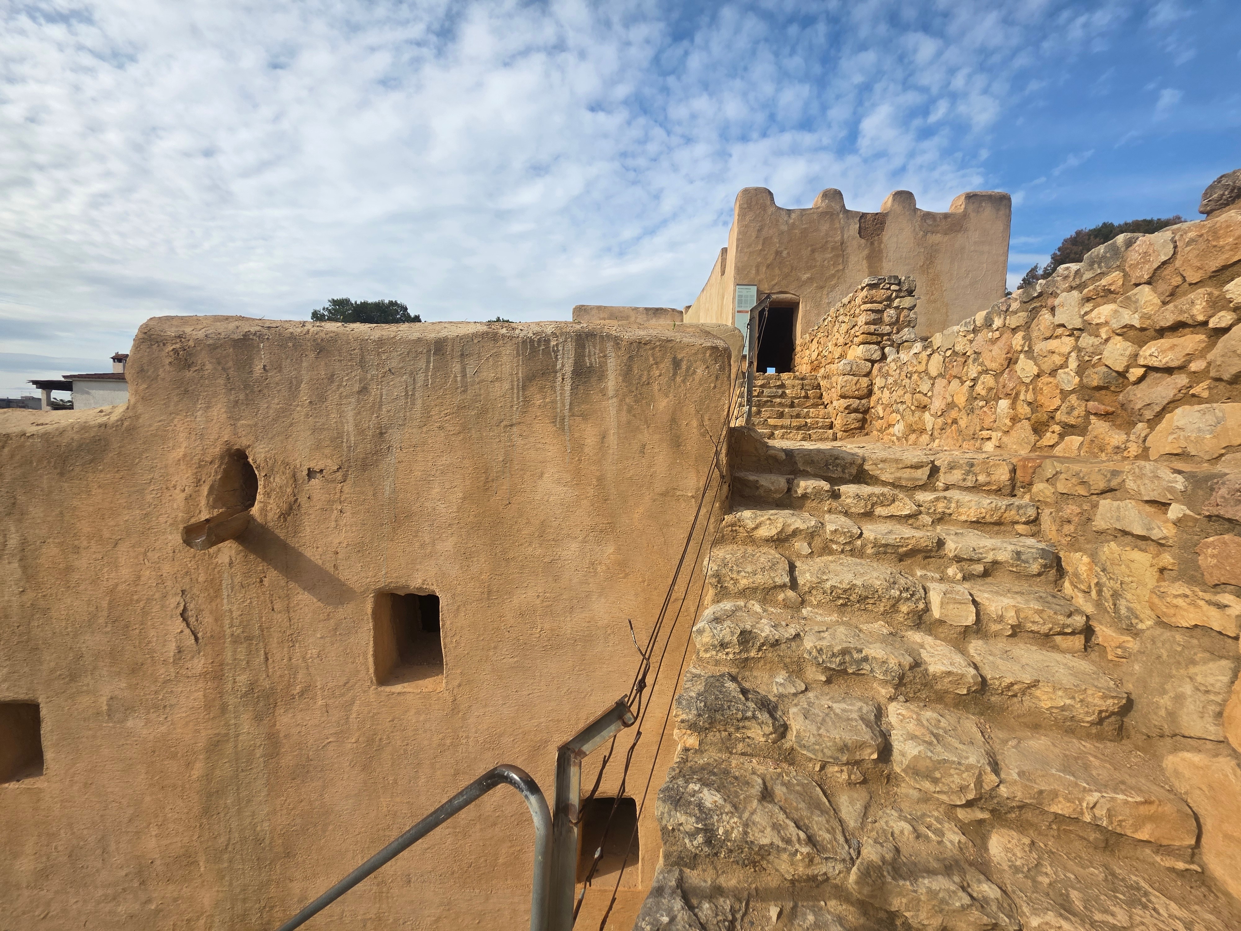 Habitacles i estances, dins la zona emmurallada de la Ciutadella Ibèrica, d'on es van haver d'arranjar teulades de canya, fang i palla, i parets de tàpia. Foto de Sònia Vaquer