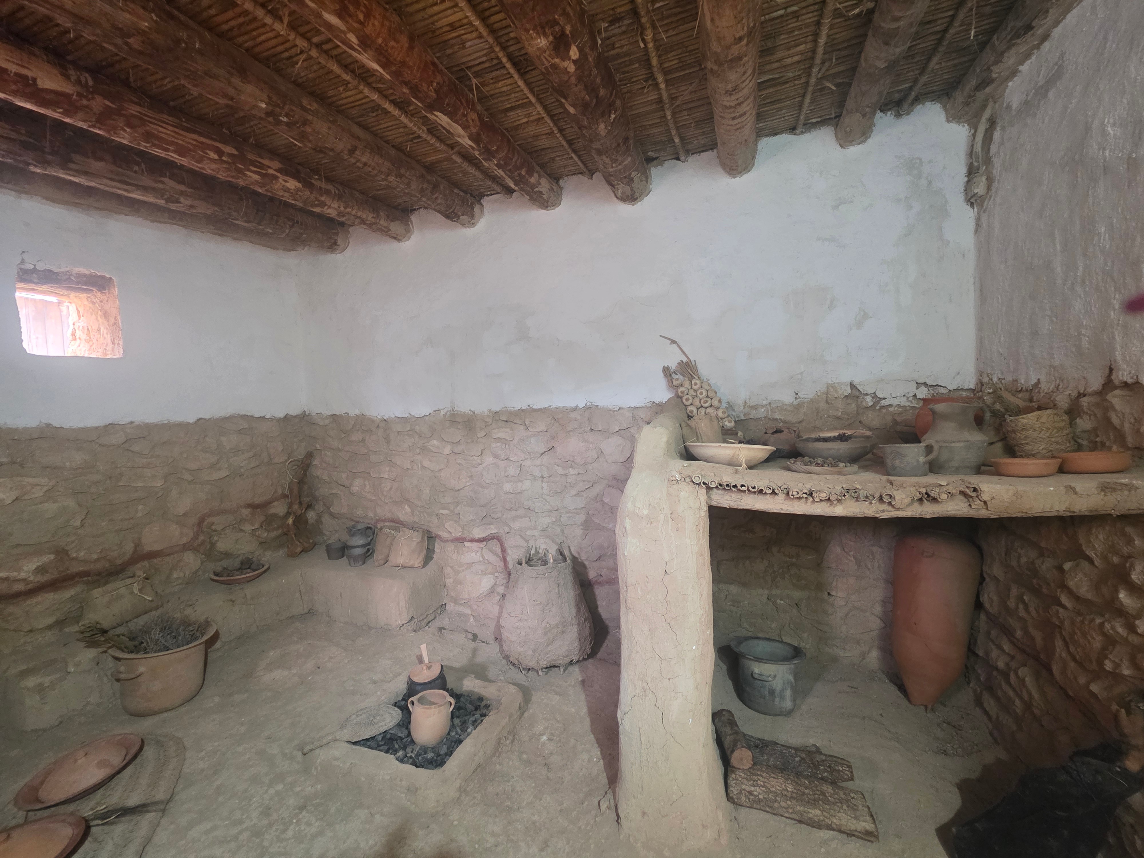 Dins d'una estança d'una casa ibèrica, on es poden veure els estris de la vida quotidiàna dels nostres avantpassats de fa poc més de 2.000 anys. Foto de Sònia Vaquer