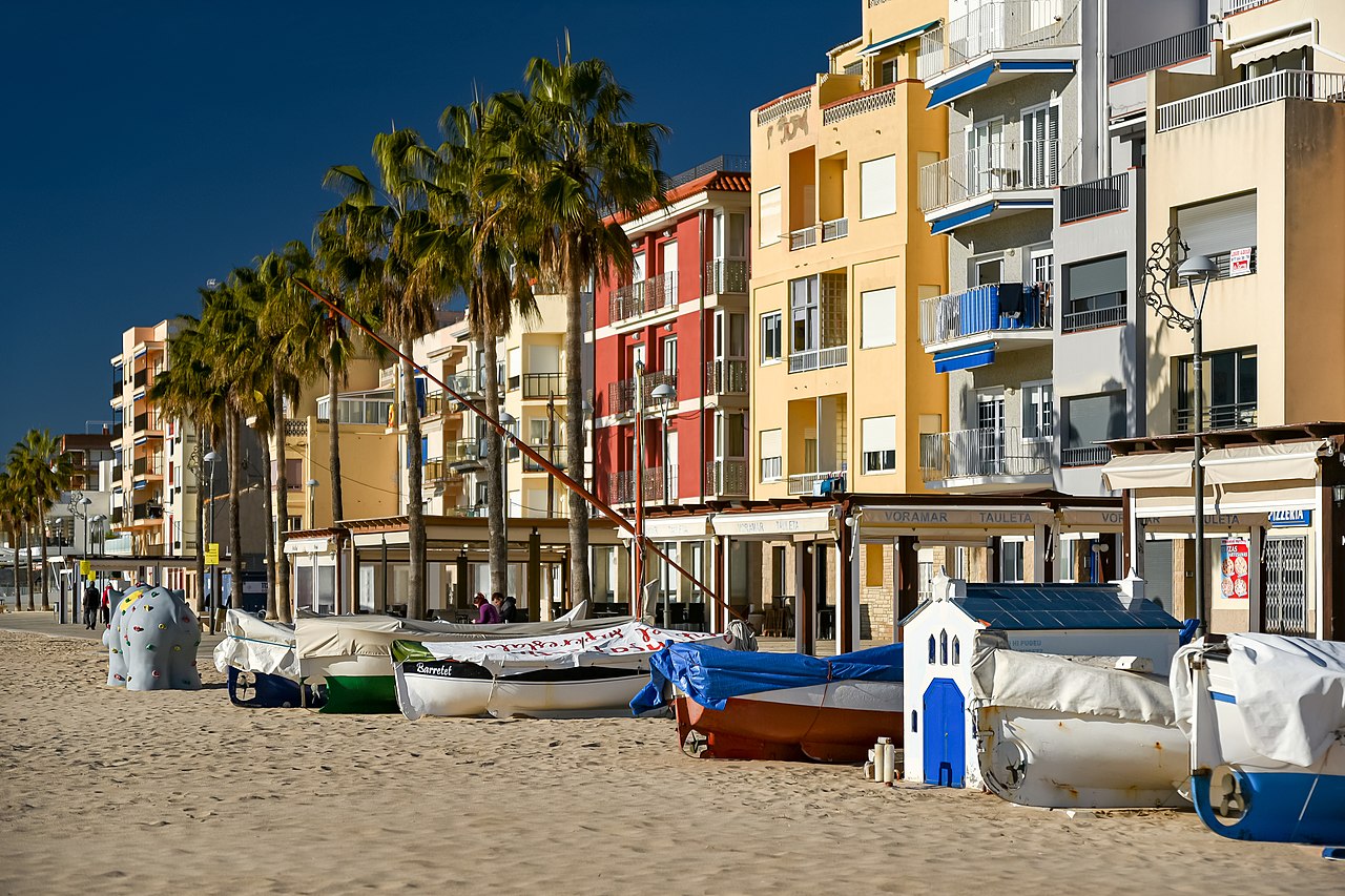Primera línia de costa, Torredembarra. Foto de Jorge Franganillo, a Wikimedia Commons.