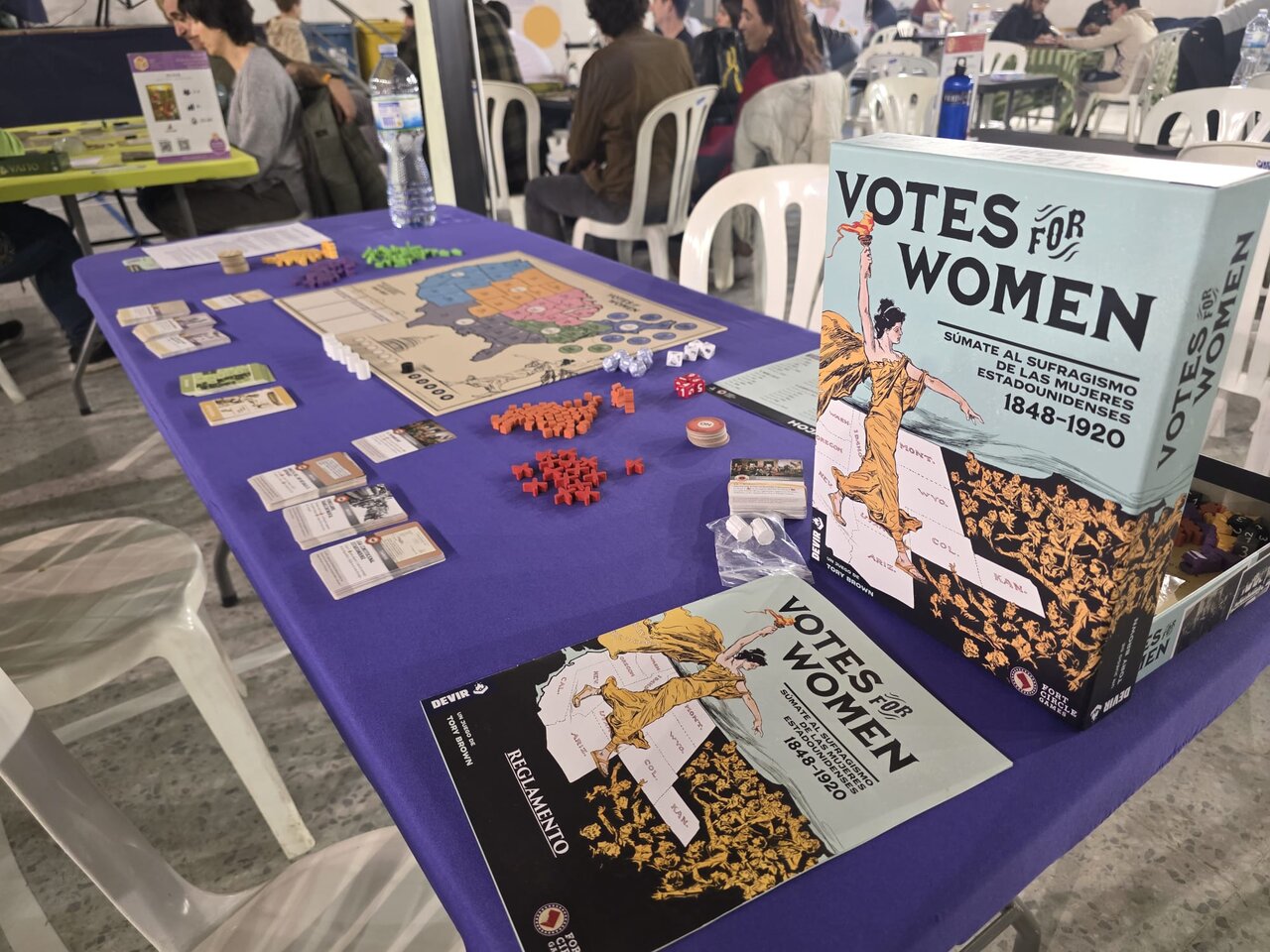 Joc de taula, a la "zona lila", on les dones també en són protagonistes. Foto de SVB.