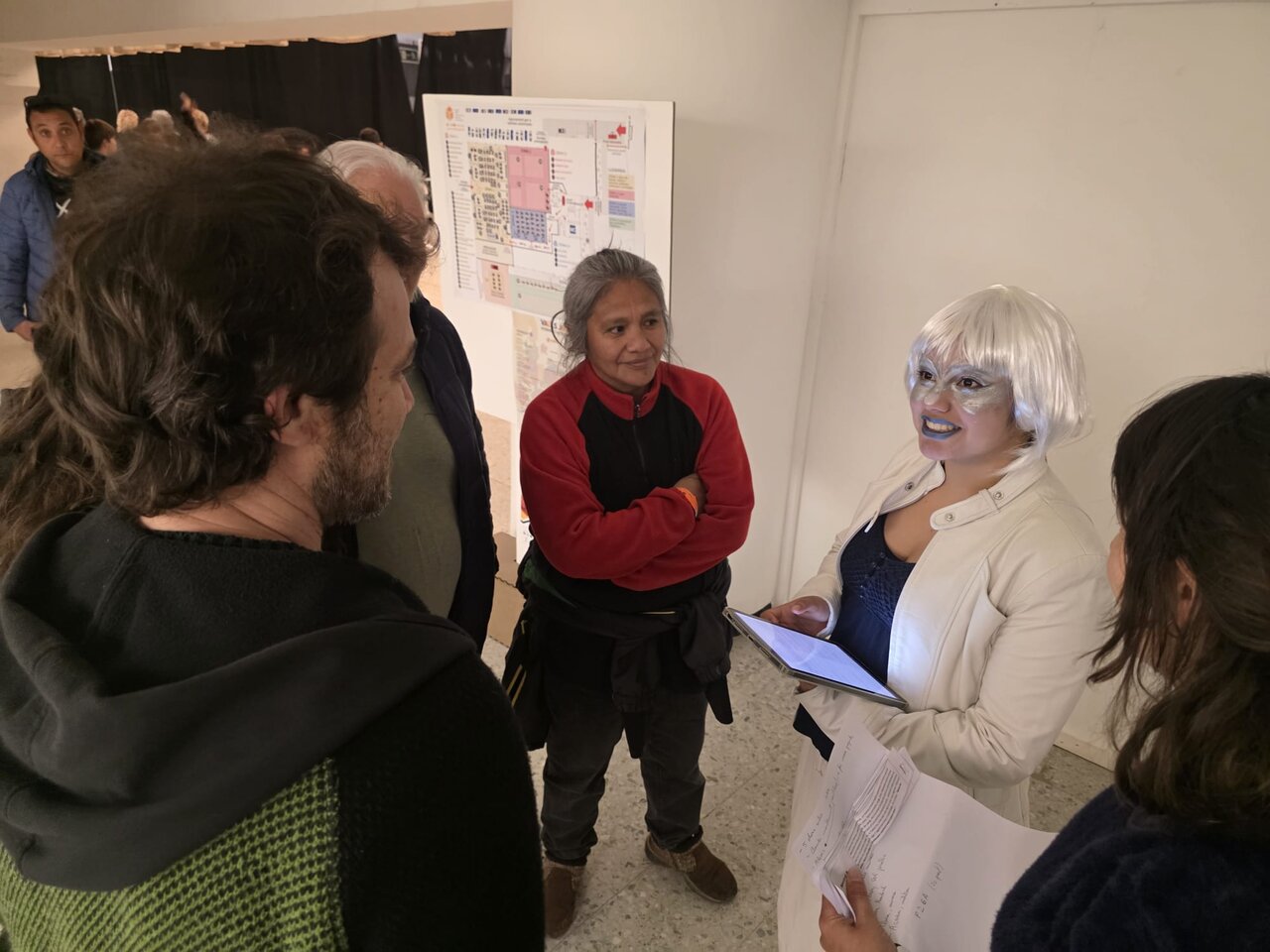 Moment en què un dels grups està interrogant l'holograma de l'Arrel, aquest ordinador central que vol salvaguardar, d'una forma peculiar, a totes les vallenques i vallencs.