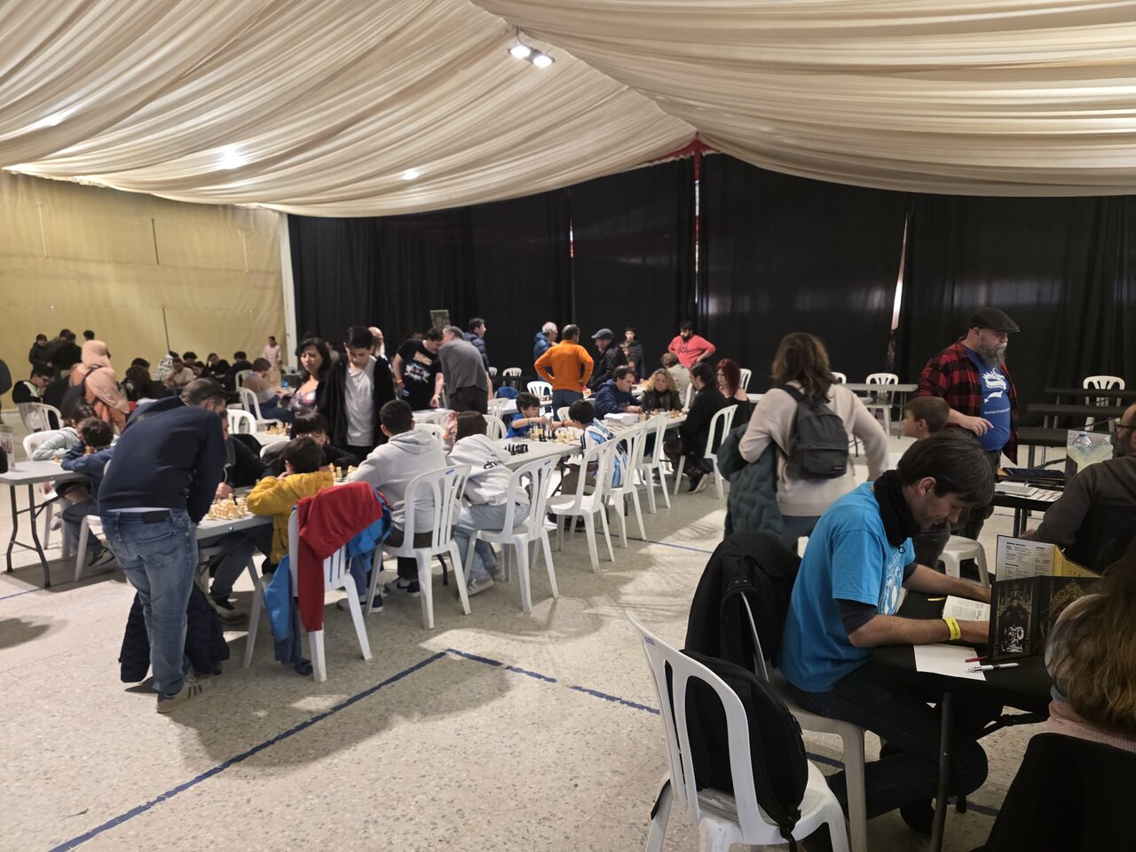 Taules plenes de jugadors i jugadores concentrades, a Valls Juga. Foto de SVB