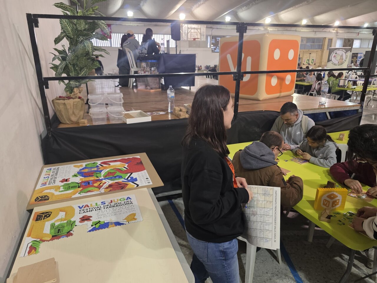 Grans puzzles de la jornada que entre tots i totes les participants es podia anar muntant. Foto de SVB.