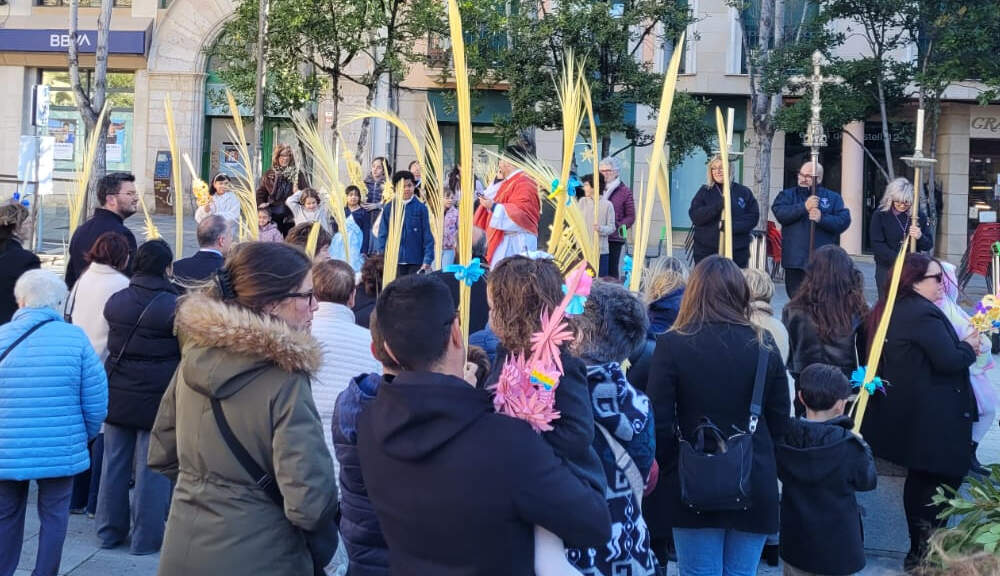 Avui, Diumenge de Rams, la concorrècia a beneïr la palma ha estat més reduïda a causa de les fortes ratxes de vent.