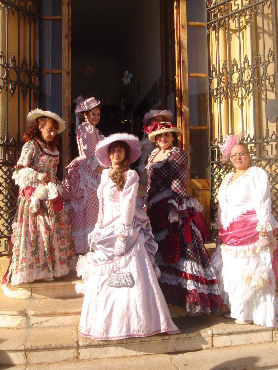 Vestidos de la época modernista dentro de la Feria Modernista del Penedès. Fuente: Ayuntamiento de L'Arboç.