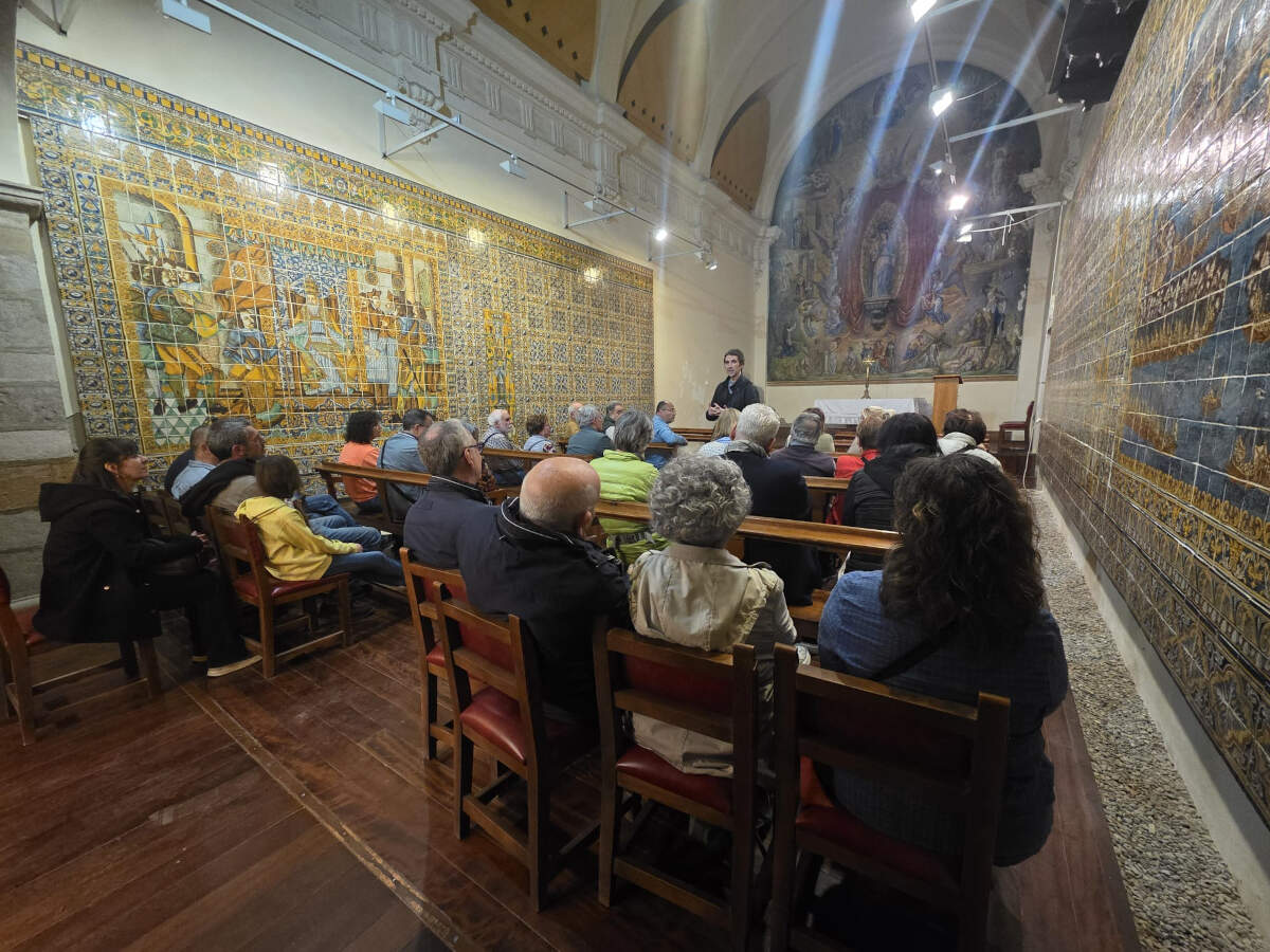 Momento de la conferencia donde Francesc Murillo sitúa el contexto histórico de los dos mosaicos de azulejos cerámicos, declarados BCIN. Foto de SVB