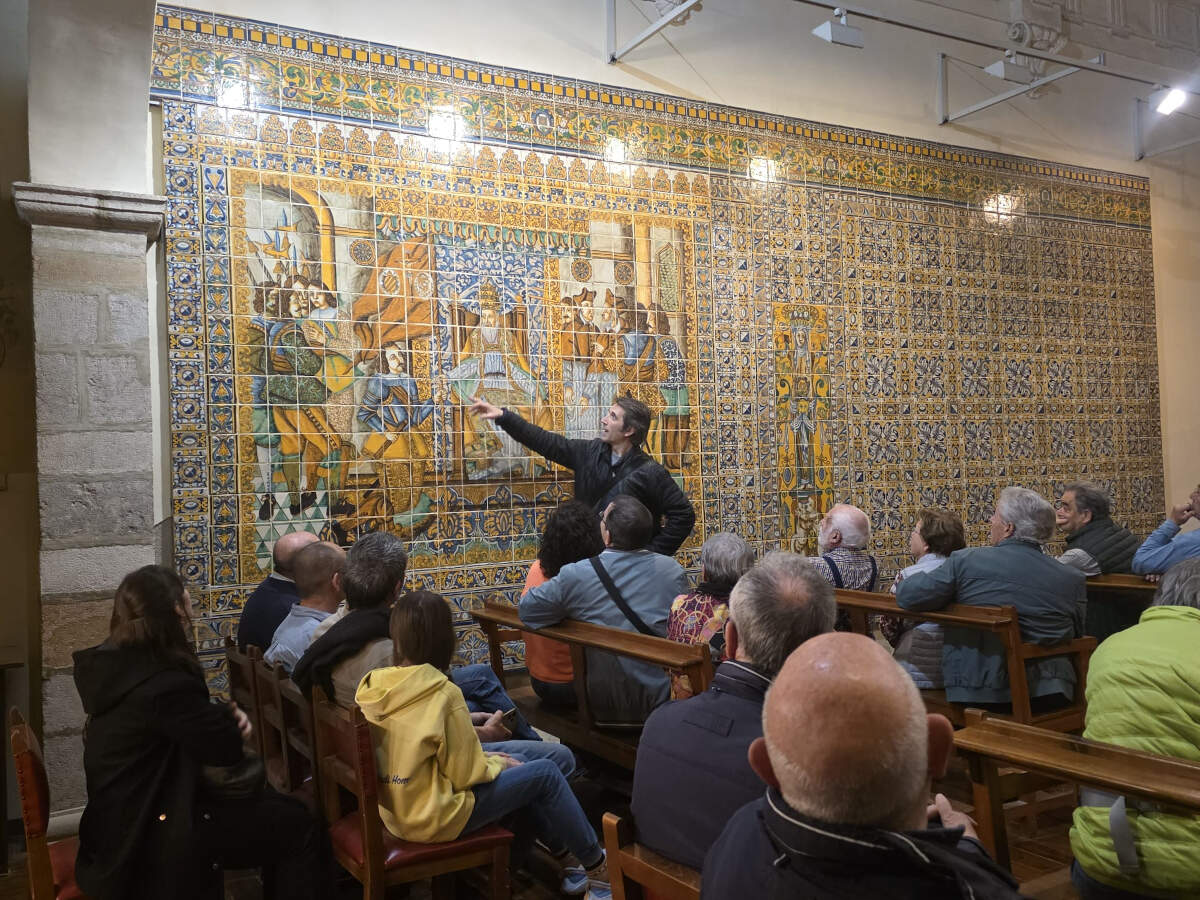 Momento de la conferencia donde Francesc Murillo explica, a los atentos asistentes, la representación de los azulejos, frente a frente con los de la Batalla de Lepanto, que sitúan en contexto quiénes son los protagonistas de estos hechos históricos. Foto de SVB