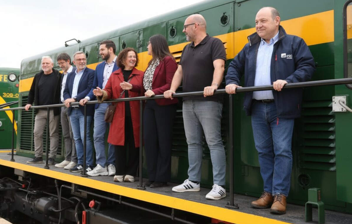 Moment de la presentació d'aquest passaport turístic, amb la presència de la Delegació del Govern Alt Pirineu i autoritats, a sobre del Tren dels Llacs a Balaguer.