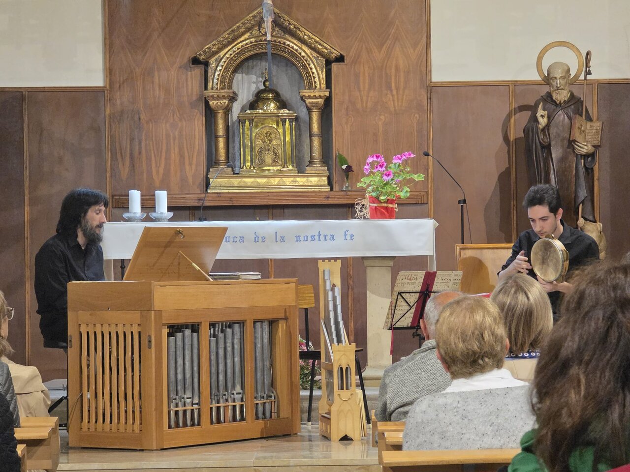Momento del concierto de padre e hijo tocando. Foto de SVB.