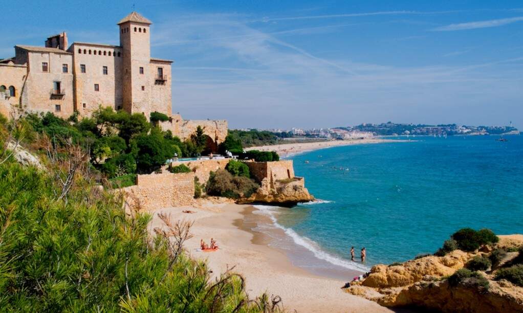 Cala Jovera, amb les vistes espectaculars del castell de Tamarit. Foto de Costa Daurada