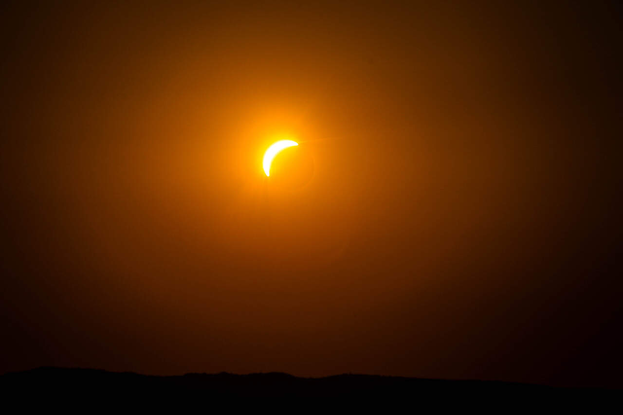 Peaceful landscape of Alió with clear sky prepared to observe the eclipse in the Camp de Tarragona in absolute silence — Photo: Lluís Lazaro
